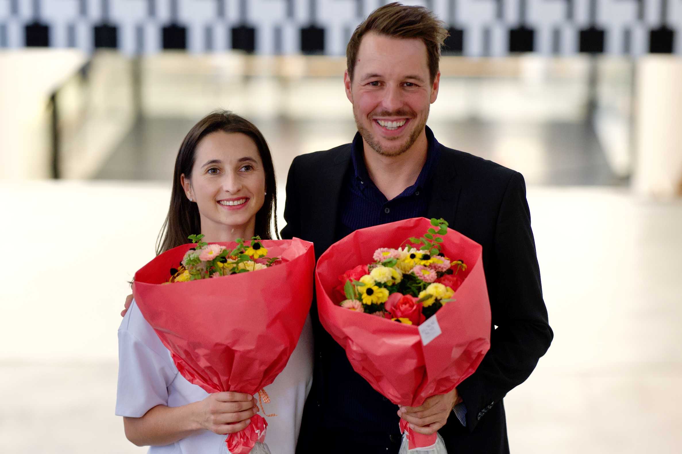 Siril Wallimann und Roman Rey, beide mit einem Blumenstrauss in der Hand